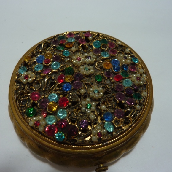 VINTAGE 1950s 3" Round  Brass Compact Encrusted w/ Jewel & Pearl Flowers - Picture 6 of 7